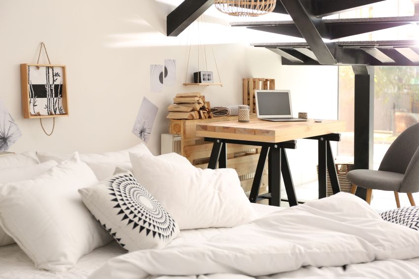 hier hat selbst der kleine Schreibtisch platz. Idee; Mobile Office im eigenen Schlafzimmer