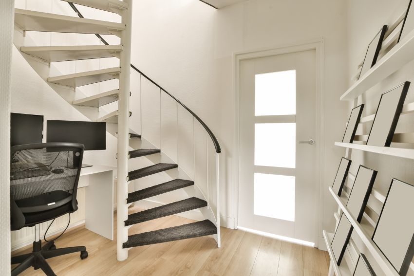 Auch unter der Wendeltreppe ist mobiles Arbeiten möglich