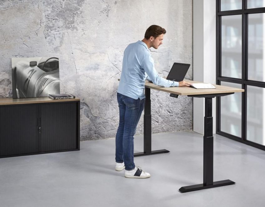 Hier ist arbeiten flexibel im Stehen oder Sitzen möglich: Höhenverstellbarer Schreibtisch - YF3 - 3-stufig - Belastung bis 80 kg