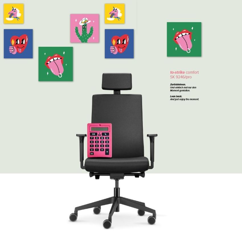 Taschenrechner vor Bürostuhl und Wand mit coolen Bildern - Trend Office Drehstuhl Nackenstütze to-strike comfort pro SK 9246 SY2