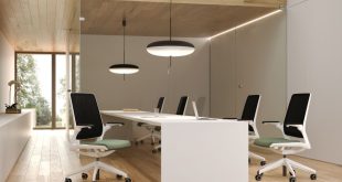 Elegant eingerichteter Konferenzraum mit 5 Stühlen an langer Tafel - Tipps um den Konferenzraum einzurichten