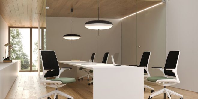 Elegant eingerichteter Konferenzraum mit 5 Stühlen an langer Tafel - Tipps um den Konferenzraum einzurichten