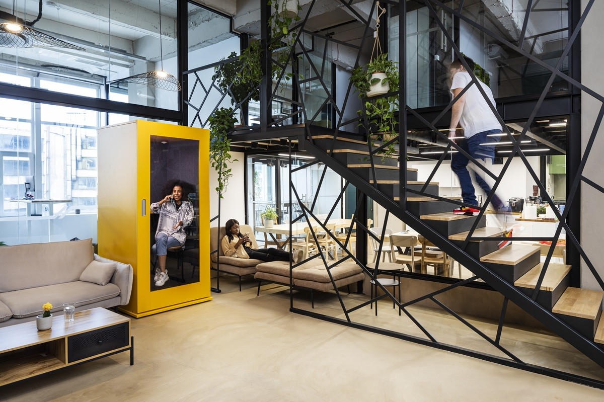 Hier kann man ideal arbeiten, ungestört sein, kurz abschalten: Silent Room Telefonzelle "Workstation" Akustikkabine - Geteilter Schreibtisch – Desk Sharing Konzepte Vor- und Nachteile