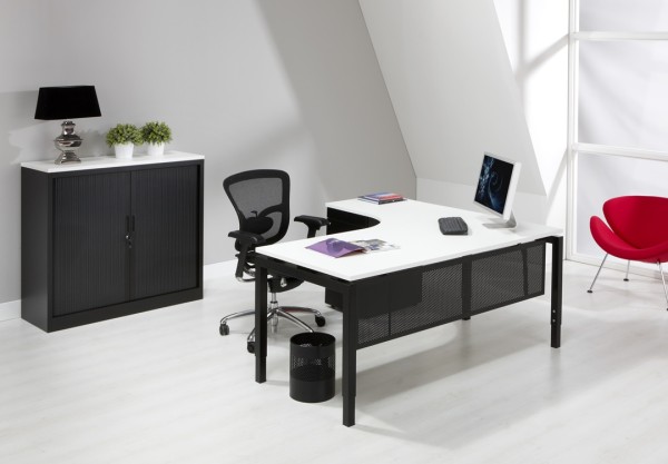 Schreibtisch Vierfuss L-Form Winkeltisch Modell Q-BIC